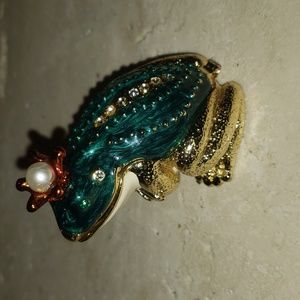 Frog trinket with opening